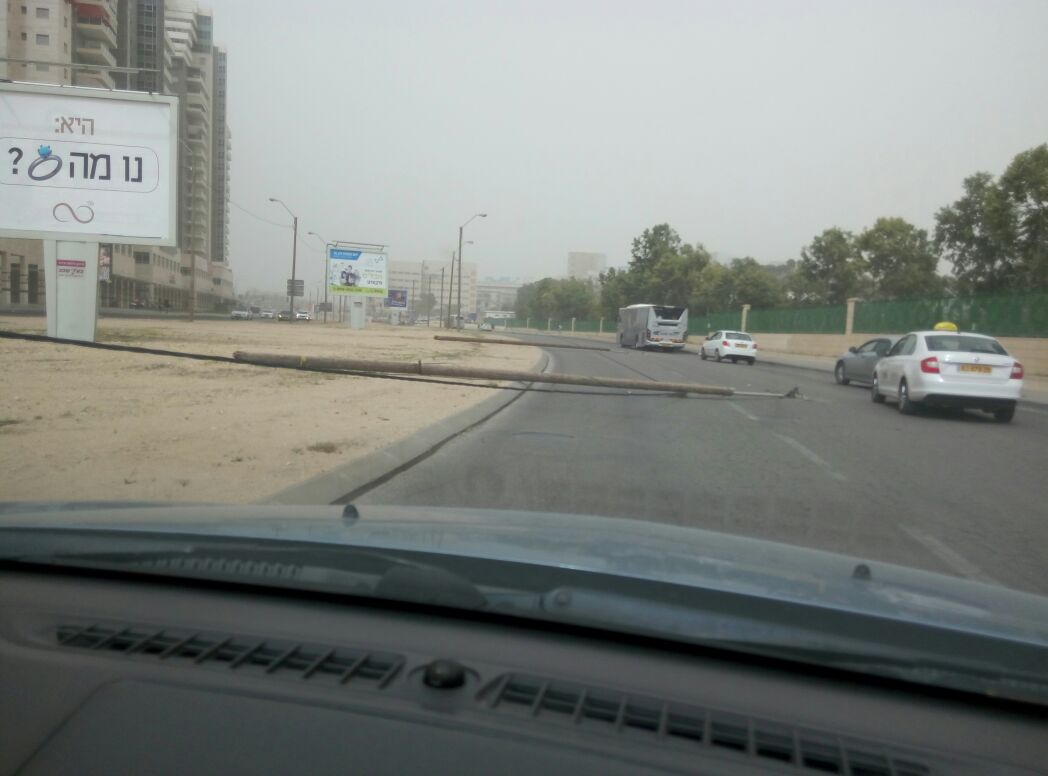 סכנה לנוסעים, עמוד התאורה שקרס (צילום: וואצאפ)